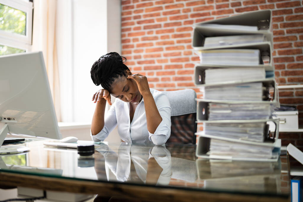 Афро-американская деловая женщина устала и напряжена - Фото, изображение