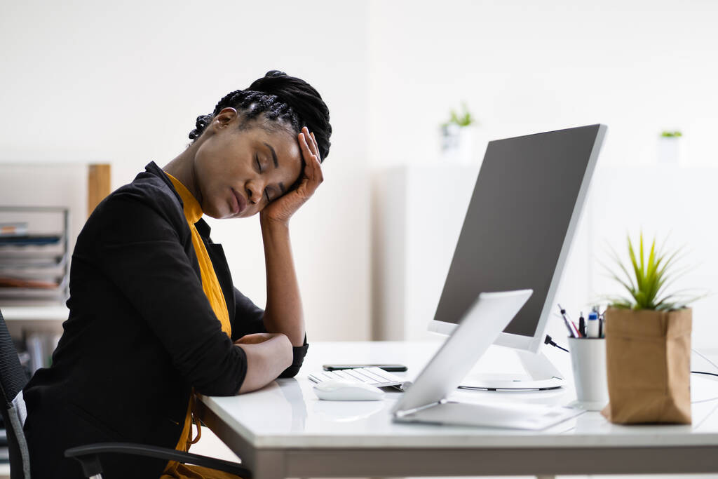 Afrikkalainen Business nainen väsynyt ja järkyttynyt pää Ache - Valokuva, kuva