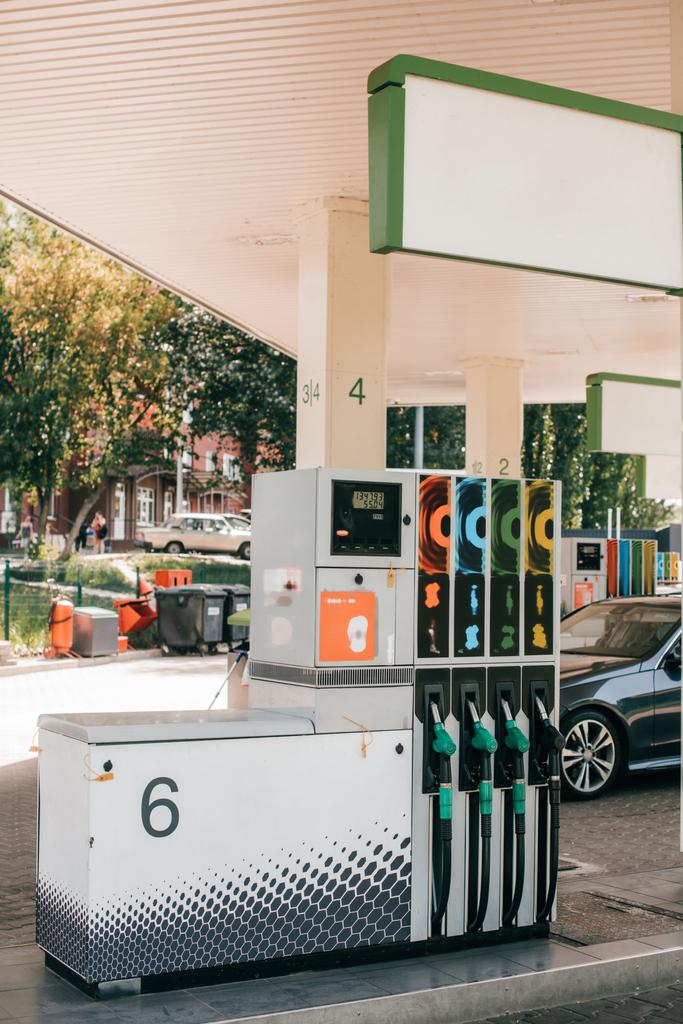 Şehir caddesinde yakıt ikmal istasyonları var. - Fotoğraf, Görsel