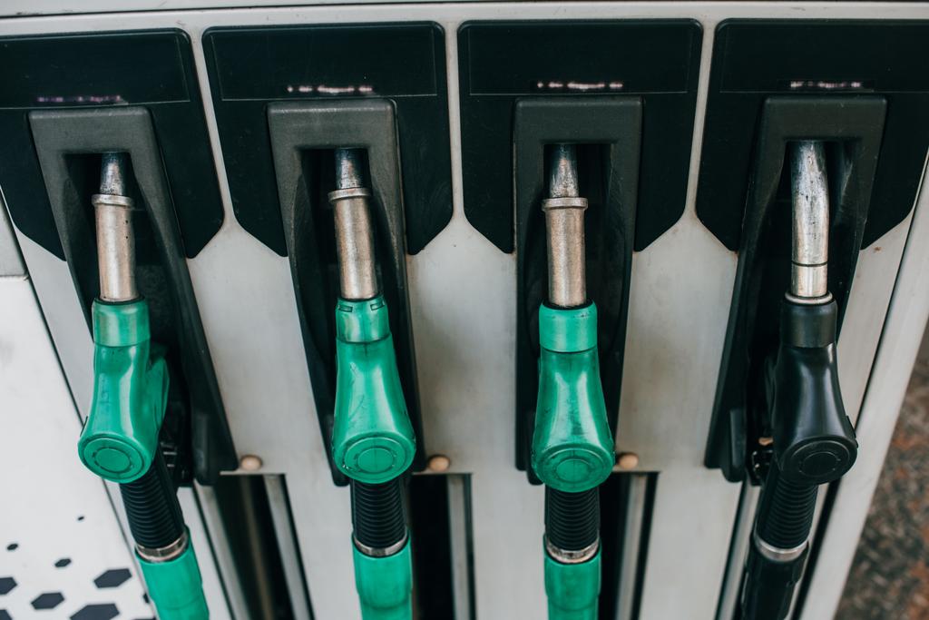Boquillas de combustible en la estación de servicio de automóviles al aire libre
 - Foto, Imagen