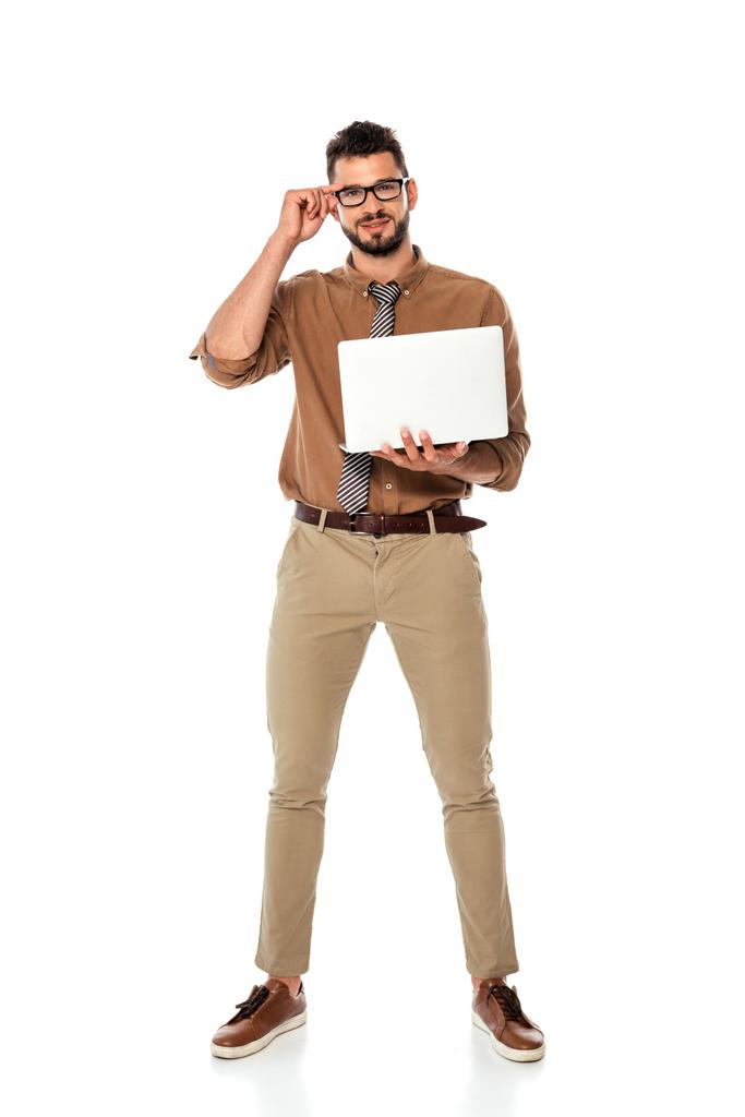 Beau professeur de lunettes tenant ordinateur portable sur fond blanc - Photo, image