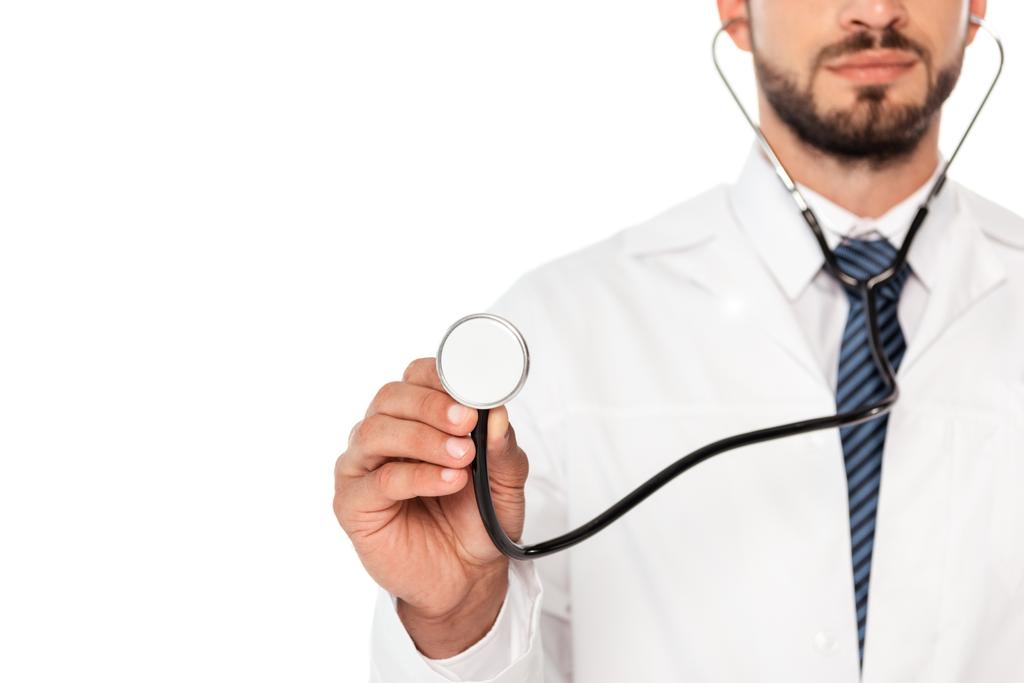 Vista ritagliata del medico che tiene lo stetoscopio isolato su bianco - Foto, immagini