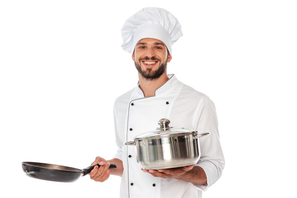 Cuoco sorridente in padella uniforme e padella isolata su bianco - Foto, immagini