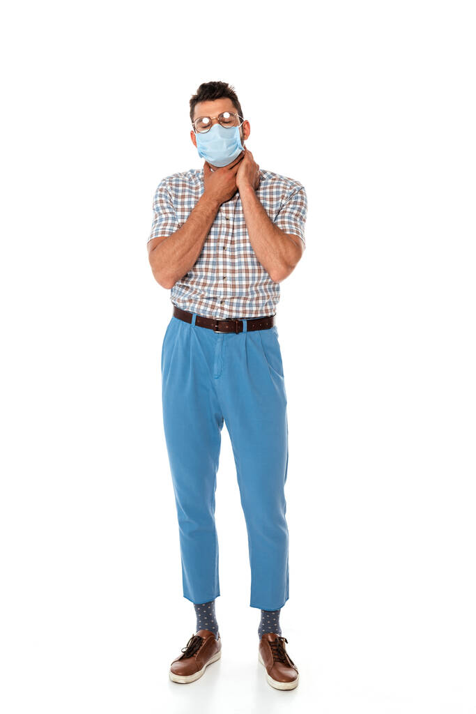 Ziekte nerd in medisch masker aanraken hals op witte achtergrond - Foto, afbeelding