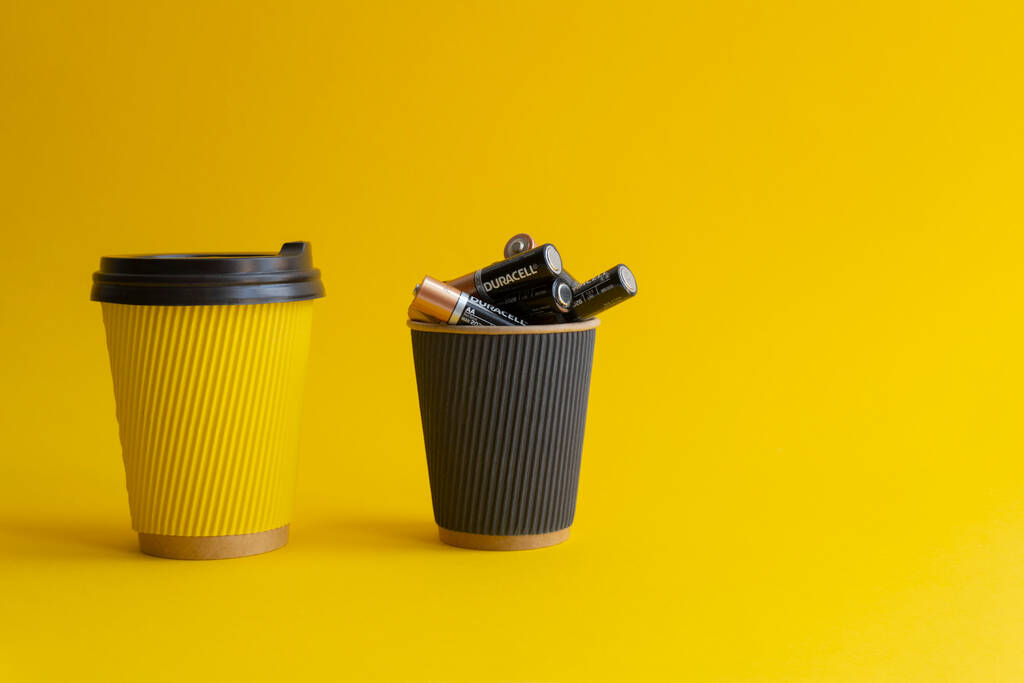 Dwie filiżanki kawy na wynos, żółte z kawą i plastikową osłoną, - Zdjęcie, obraz