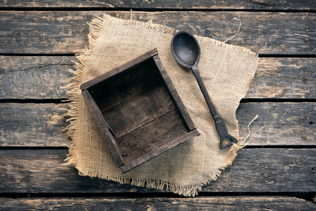 Caixa de contêiner de madeira e colher no fundo da mesa de madeira velha
. - Foto, Imagem