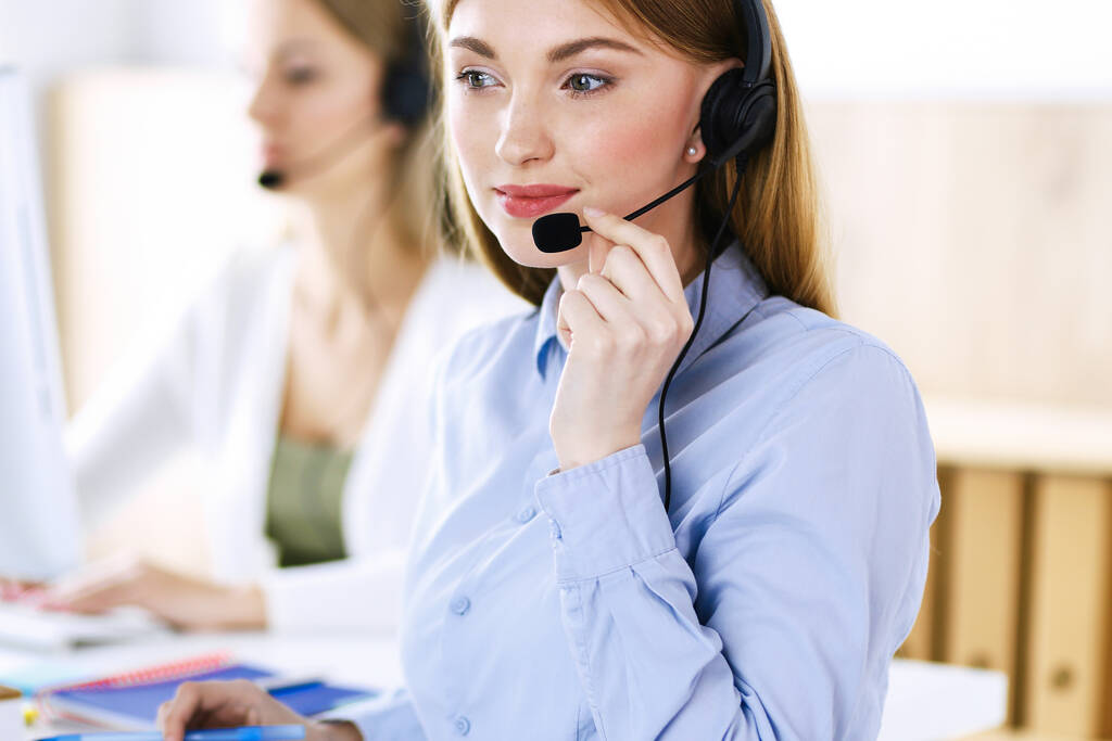 Retrato del operador del centro de llamadas en el trabajo. Grupo de personas en un auricular listo para ayudar a los clientes. Concepto empresarial
 - Foto, Imagen