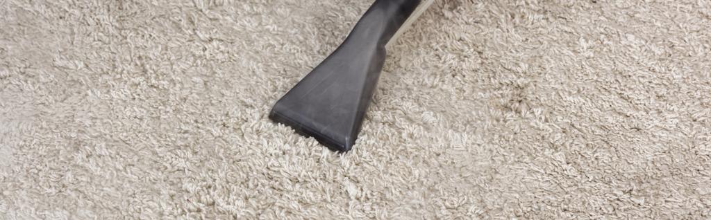 Cultura panorâmica de escova de aspirador de pó no tapete em casa
  - Foto, Imagem