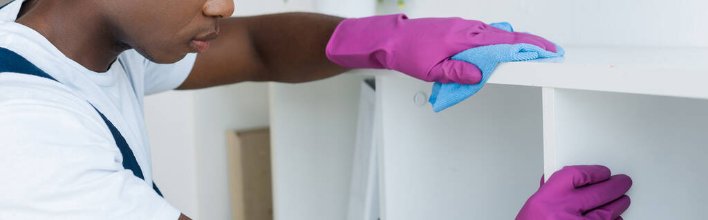 Aussichtsreiche Ernte der afrikanisch-amerikanischen Reinigungsschrankreinigung im Büro  - Foto, Bild