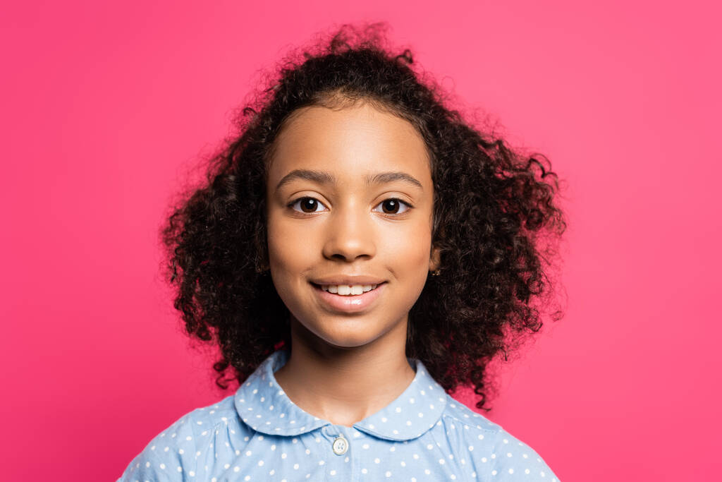 mosolygós aranyos göndör afro-amerikai gyerek elszigetelt rózsaszín - Fotó, kép