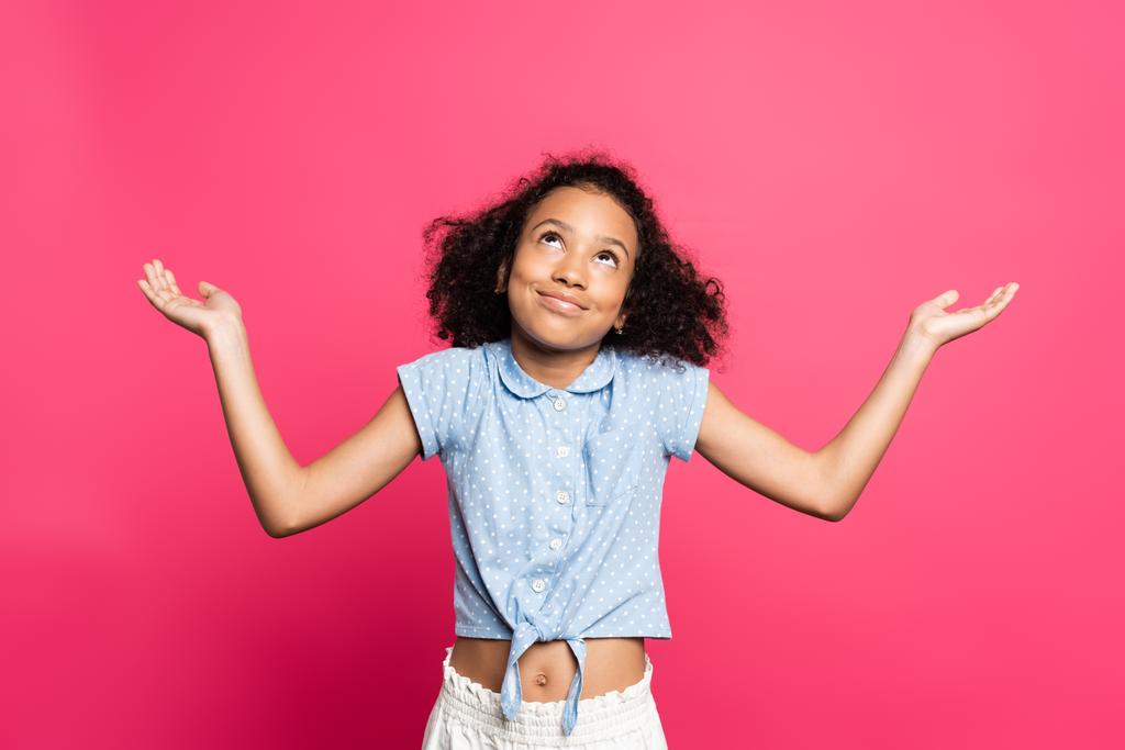 mosolygós aranyos göndör afro-amerikai gyerek bemutató vonós gesztus elszigetelt rózsaszín - Fotó, kép