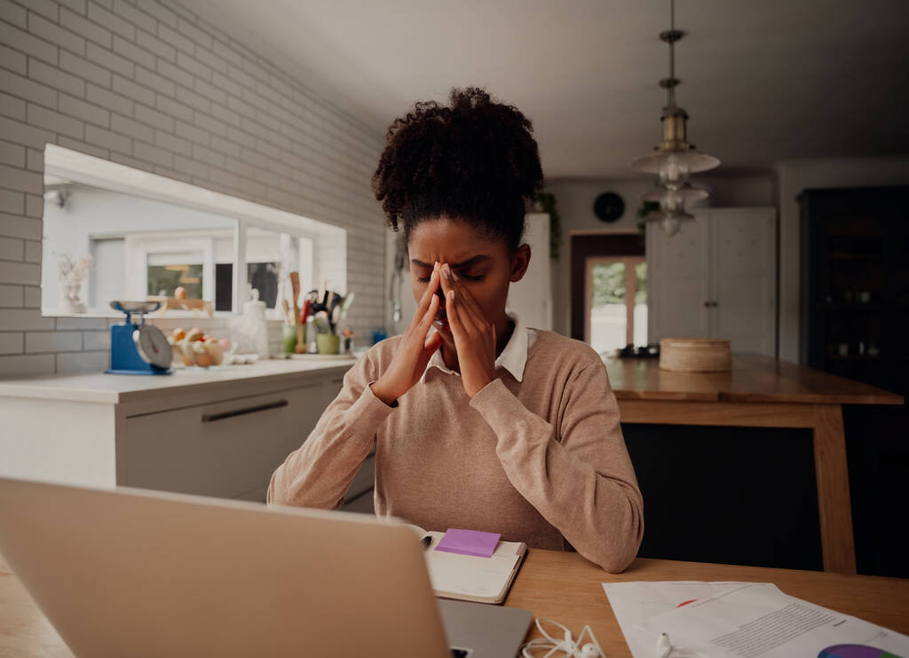 Stressige afrikanisch-amerikanische Geschäftsfrau mit Nasenbrücke, die nach langer Laptop-Nutzung am Trockenen-Augen-Syndrom leidet - Foto, Bild