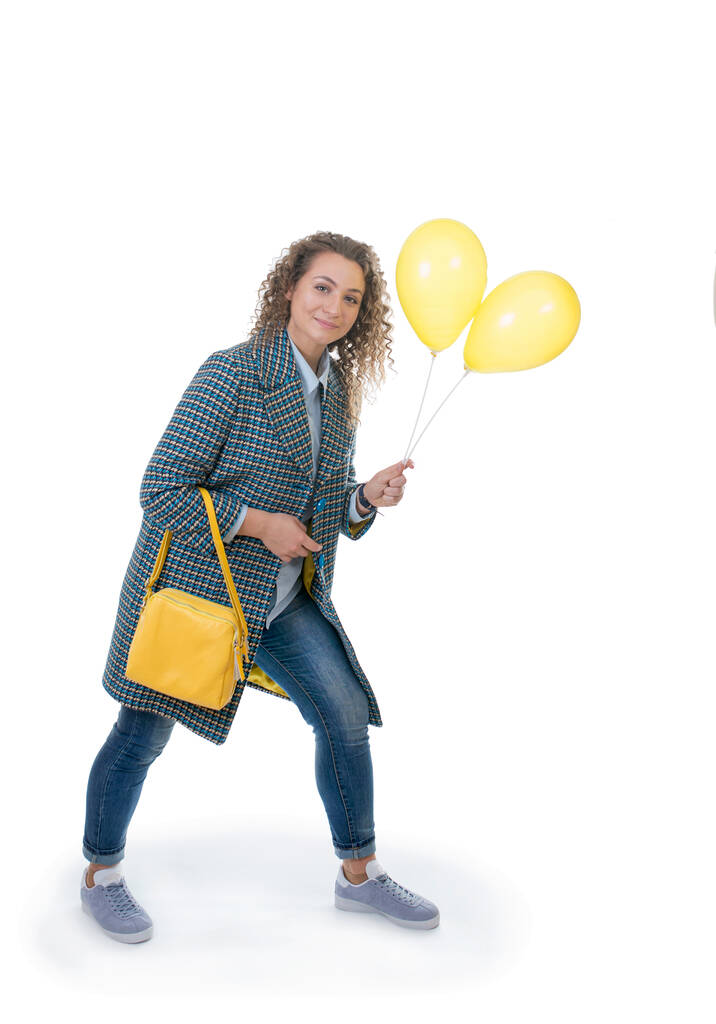 Piękna młoda kobieta trzyma balony powietrzne - Zdjęcie, obraz