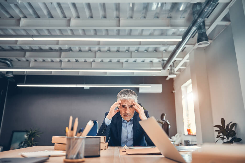 Бухгалтер бізнесмен має стрес в офісі
 - Фото, зображення