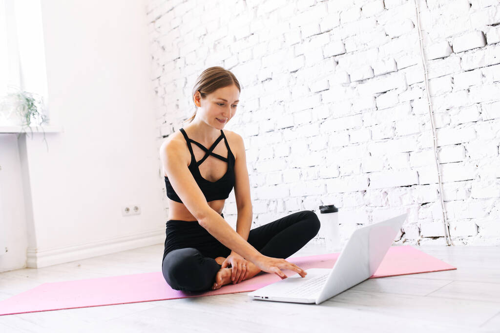 Онлайн практика йоги молодої жінки
 - Фото, зображення