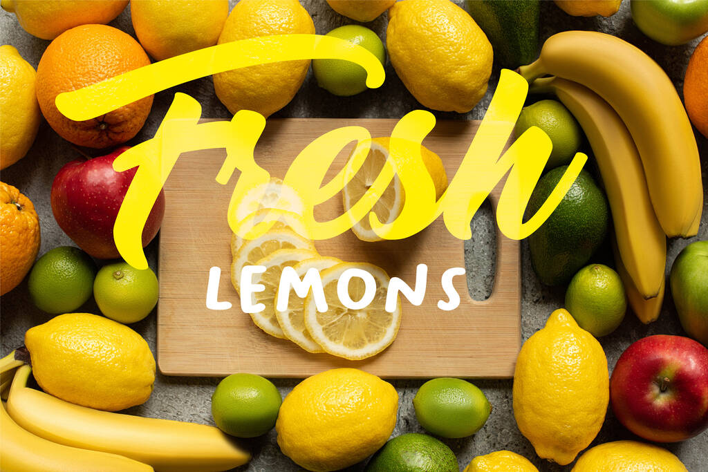 レモンスライス付きのおいしいカラフルな果物や木製のまな板のトップビュー 新鮮なレモンのイラスト ロイヤリティフリー写真 画像素材