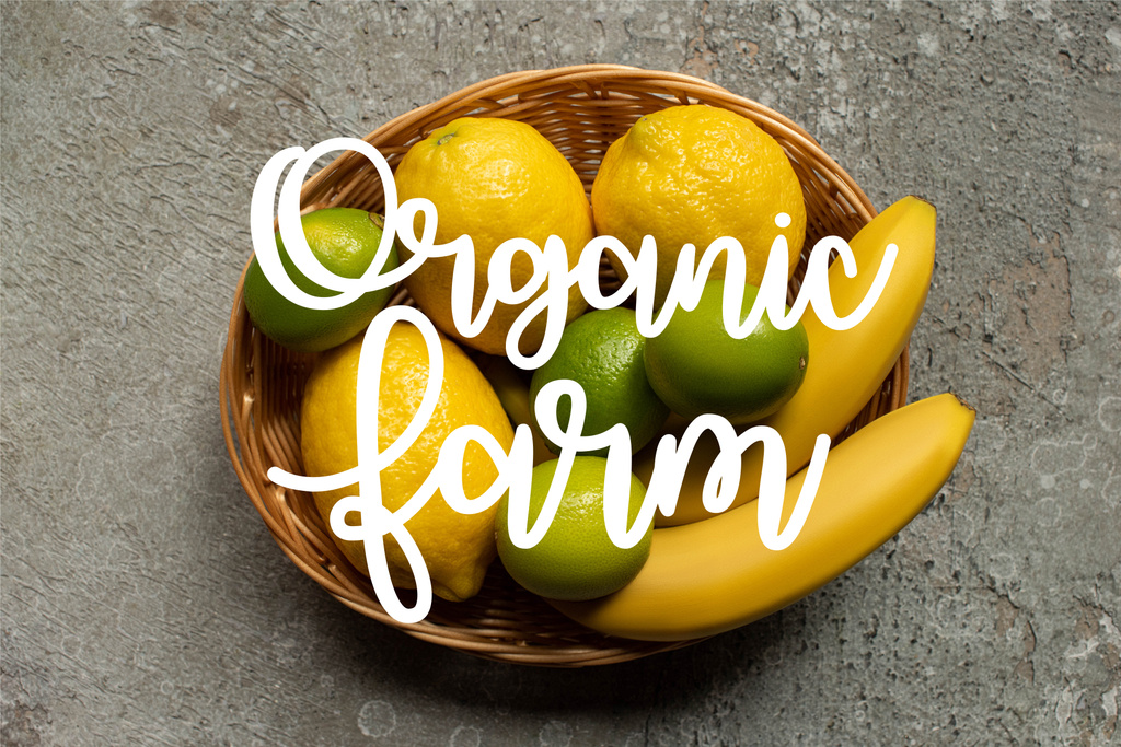 vista superior de plátanos coloridos, limas y limones en canasta de mimbre en la superficie de hormigón gris, ilustración granja orgánica
  - Foto, Imagen