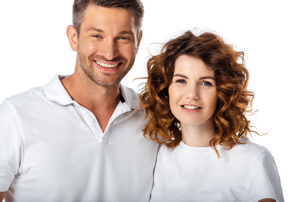 mari heureux et femme bouclée regardant la caméra isolée sur blanc  - Photo, image