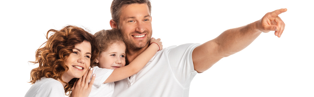 horizontální plodina šťastný otec ukazuje prstem blízko veselý manželka a dítě izolované na bílém  - Fotografie, Obrázek