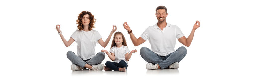 poziome uprawy szczęśliwej rodziny siedzi w pozycji do jogi na białym  - Zdjęcie, obraz