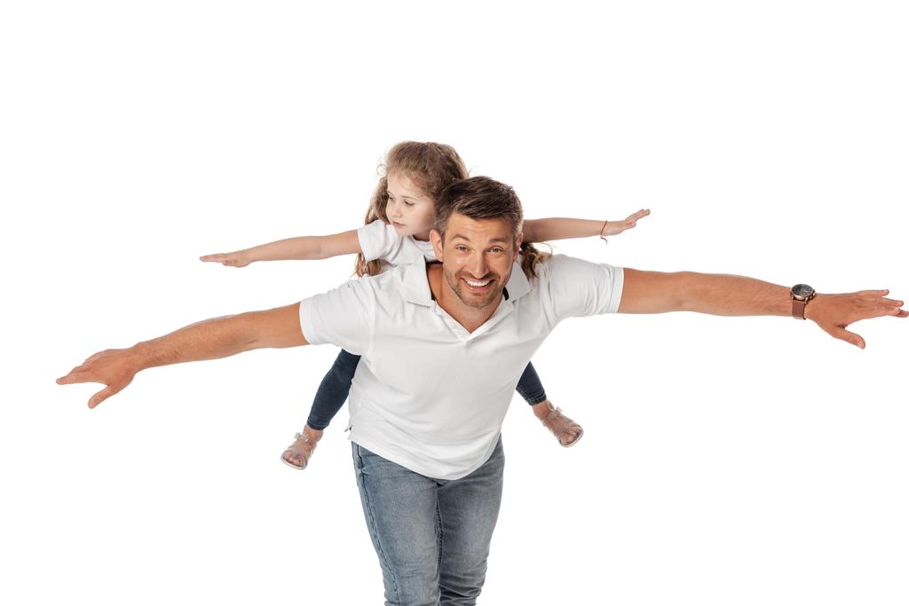 fröhlicher Vater huckepack niedliche Tochter mit ausgestreckten Händen isoliert auf weiß  - Foto, Bild