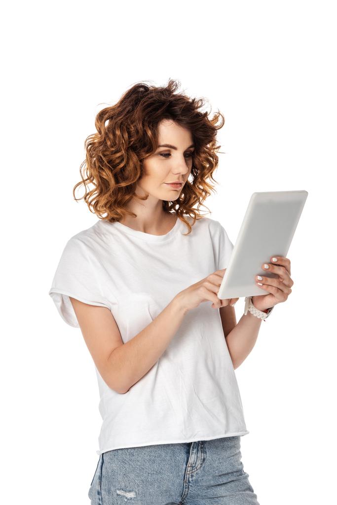 ελκυστική γυναίκα που χρησιμοποιεί ψηφιακό δισκίο απομονώνονται σε λευκό  - Φωτογραφία, εικόνα