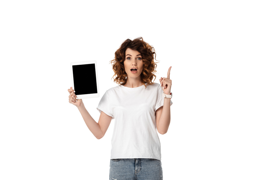 mujer emocional sosteniendo tableta digital con pantalla en blanco mientras tiene idea aislada en blanco
  - Foto, Imagen