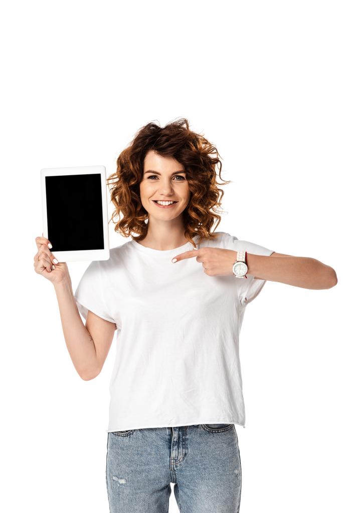 boldog nő ujjal mutogató digitális tabletta üres képernyő elszigetelt fehér  - Fotó, kép