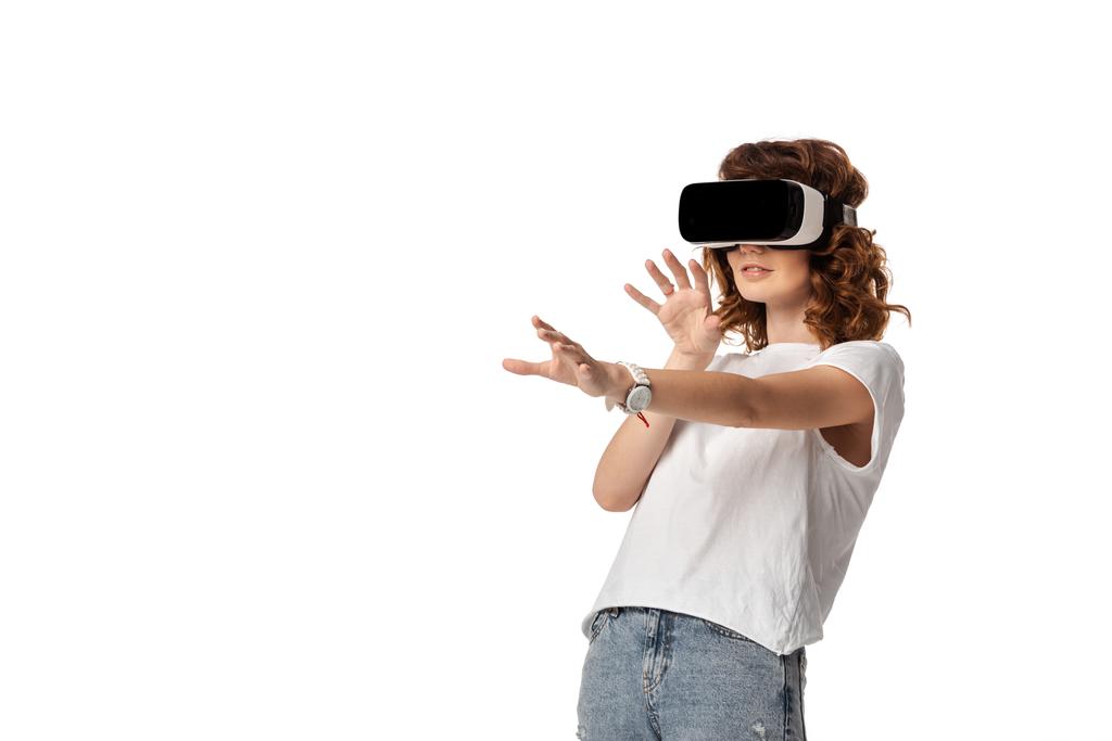 νεαρή γυναίκα σε γυναίκα σε εικονική πραγματικότητα ακουστικά gesturing απομονώνονται σε λευκό  - Φωτογραφία, εικόνα
