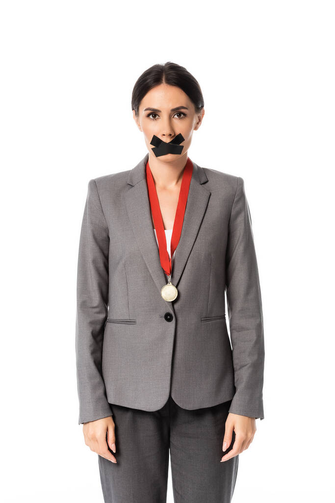donna d'affari con scotch in bocca e medaglia su nastro isolata su bianco  - Foto, immagini