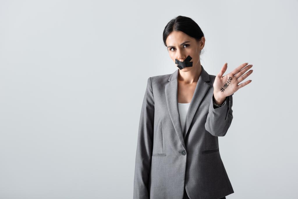 donna d'affari con scotch nastro sulla bocca mostrando mano con me troppo lettering isolato su bianco, concetto di disuguaglianza di genere - Foto, immagini