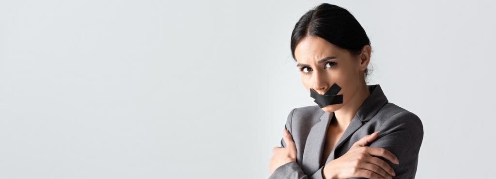 intestazione sito web di donna d'affari con scotch nastro in bocca in piedi con braccia incrociate isolato su bianco - Foto, immagini