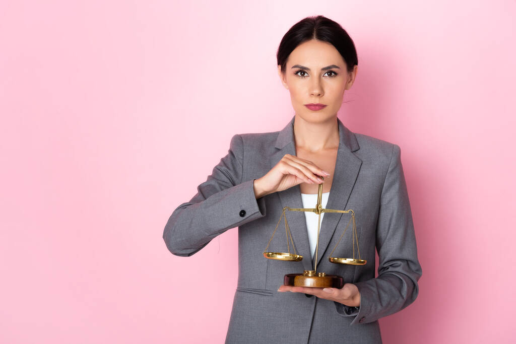 ελκυστική επιχειρηματίας κρατώντας κλίμακες σε ροζ, έννοια της ισότητας των φύλων  - Φωτογραφία, εικόνα