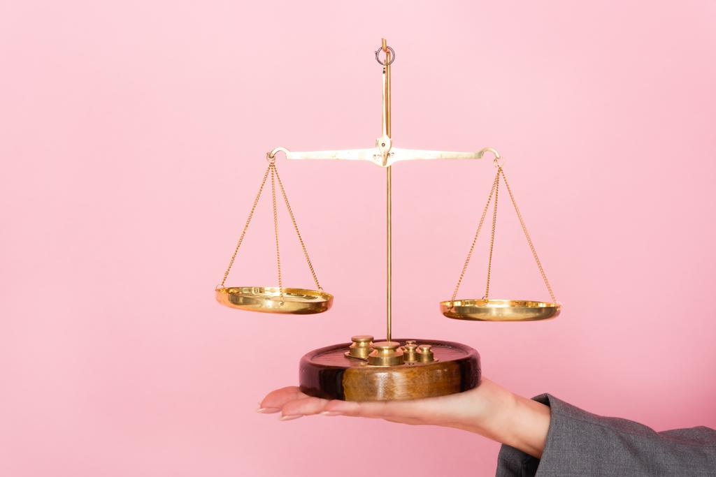 visão cortada de empresária segurando escalas douradas isoladas no rosa, conceito de igualdade de gênero
  - Foto, Imagem