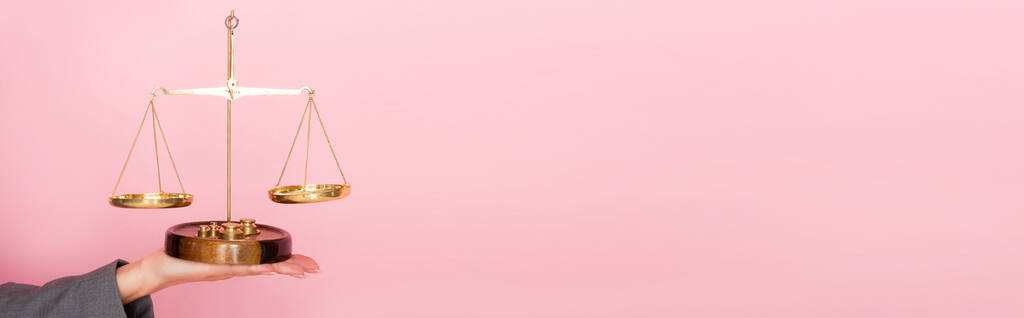 intestazione del sito web di donna d'affari in possesso di bilance d'oro isolato su rosa, concetto di uguaglianza di genere  - Foto, immagini