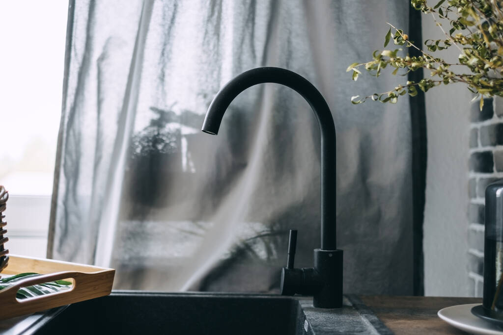Чорний кран або водяний кран з металевою раковиною для миття на кухні. Високоякісна фотографія
 - Фото, зображення
