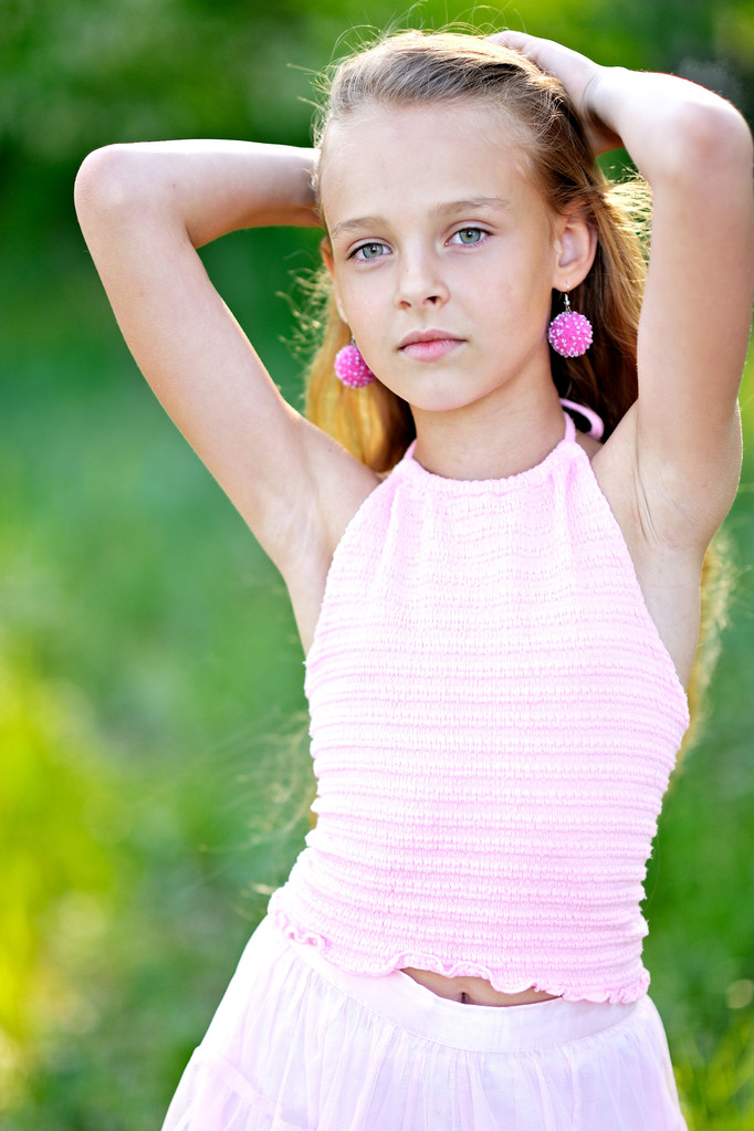 muotokuva pikkutyttö ulkona kesällä - Valokuva, kuva