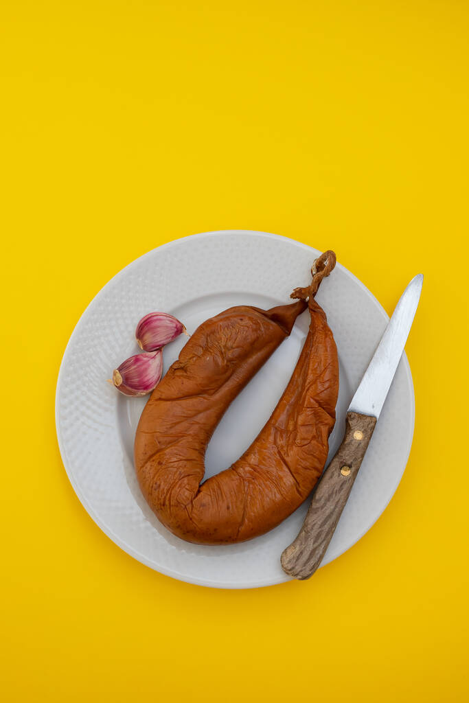salsiccia tipica portoghese Farinheira con pane su piatto bianco   - Foto, immagini