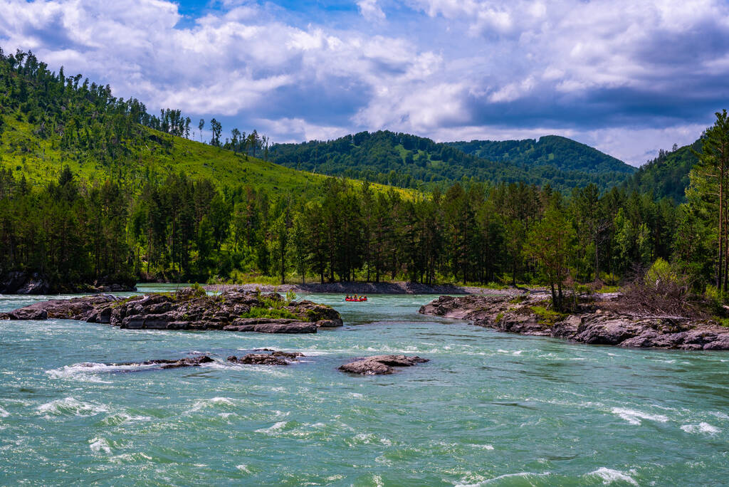Stormy mountain river flowing along a mountain valley. - Photo, Image