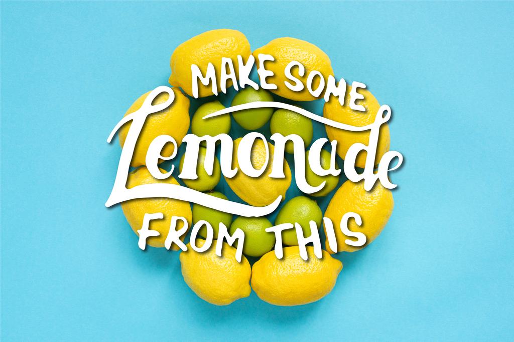 vue du haut des citrons jaunes mûrs et les citrons verts disposés en cercles sur fond bleu, faire un peu de limonade de cette illustration - Photo, image