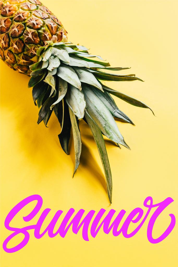 świeże dojrzałe ananasy z zielonymi liśćmi na żółtym tle z letnią ilustracją - Zdjęcie, obraz