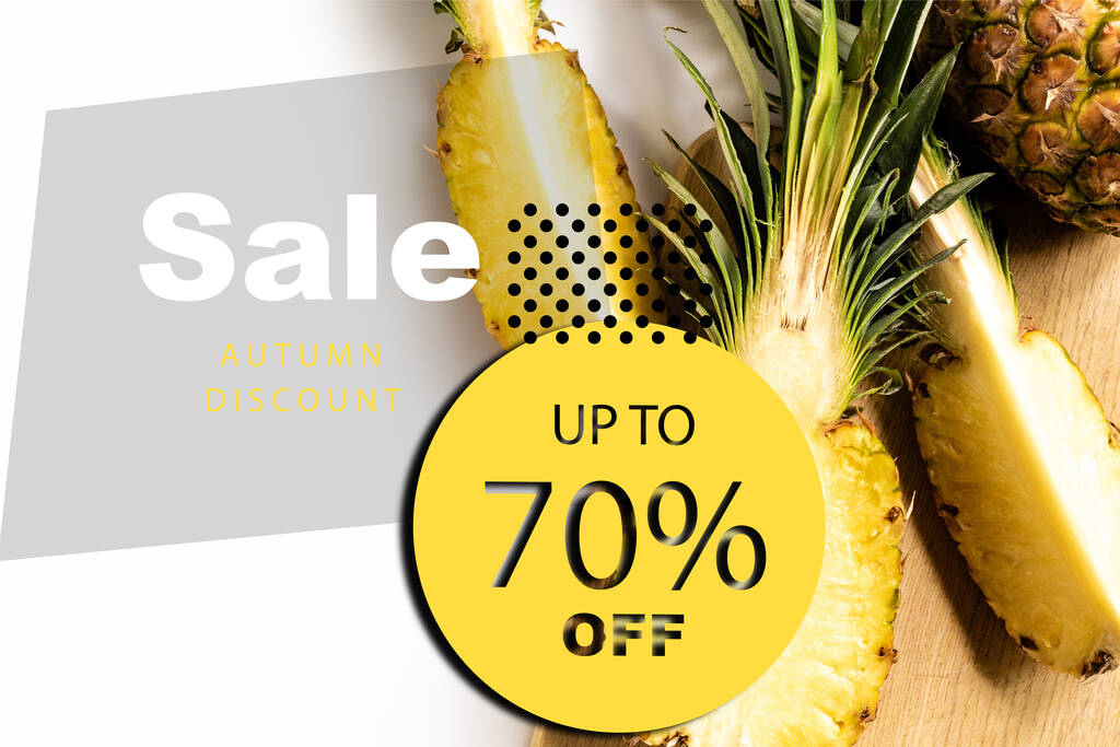vista dall'alto di taglio succosa ananas sul tagliere su sfondo bianco con illustrazione vendita - Foto, immagini