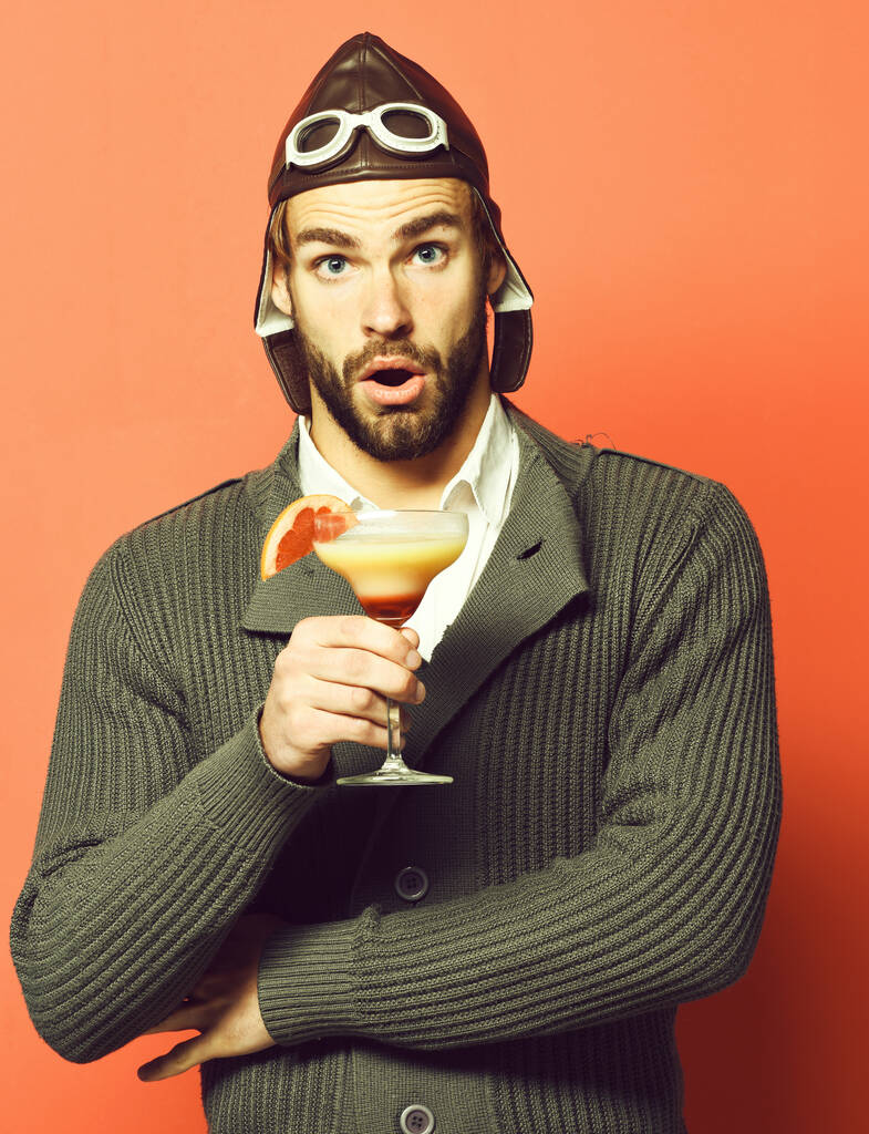 parrakas ohjaaja cocktailin kanssa lasissa - Valokuva, kuva
