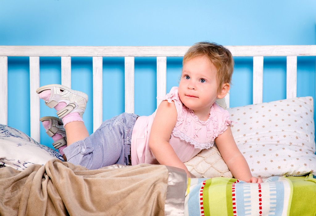 Ребенок на кровати
 - Фото, изображение