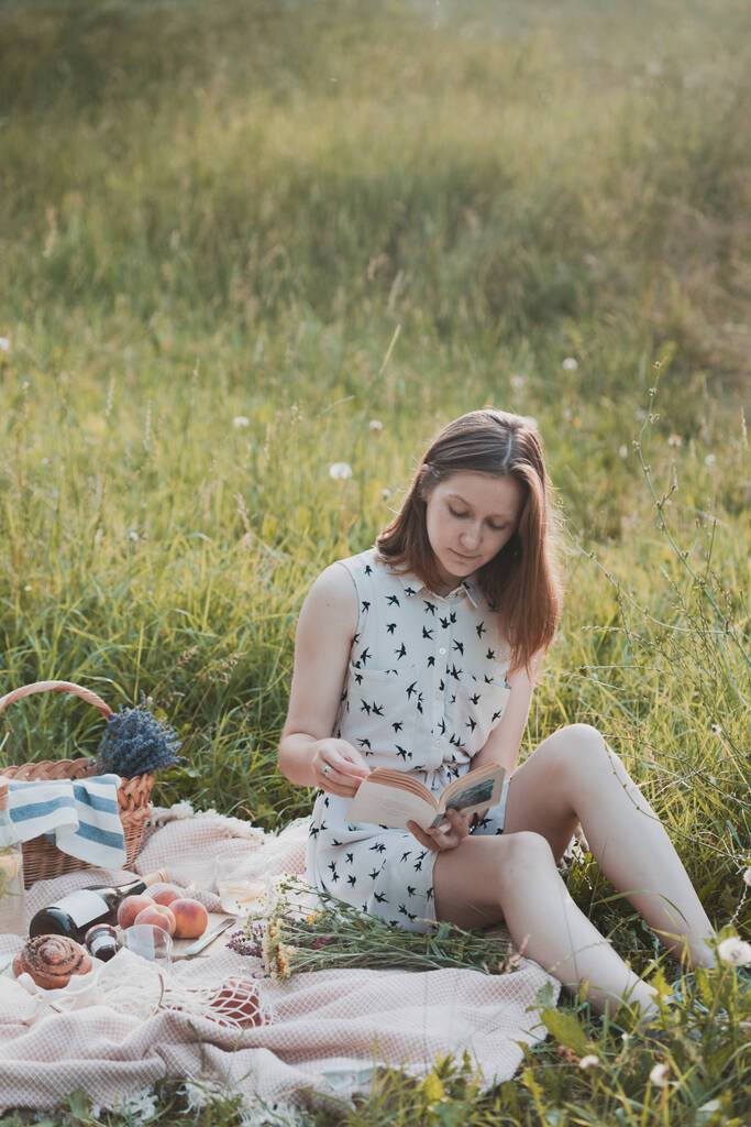 Zomer - meisje op een picknick in een weide in de bossen - Foto, afbeelding