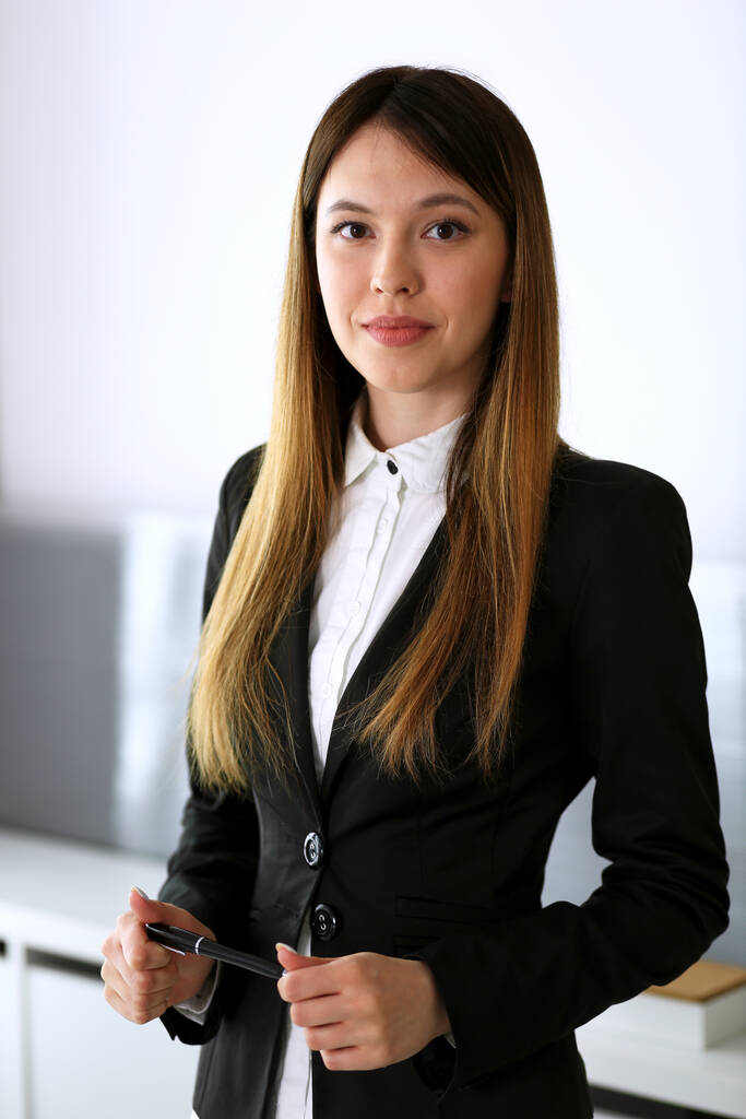 Ernsthafter Kopfschuss einer Geschäftsfrau. Asiatische Geschäftsfrau bei Besprechungen oder Verhandlungen im modernen Büro - Foto, Bild
