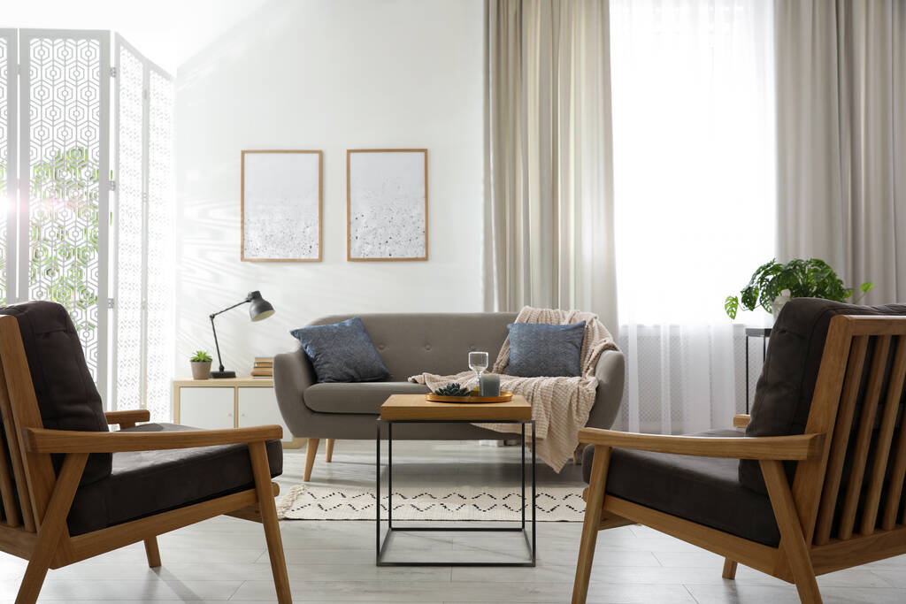 Salon intérieur moderne avec canapé et fauteuils confortables - Photo, image