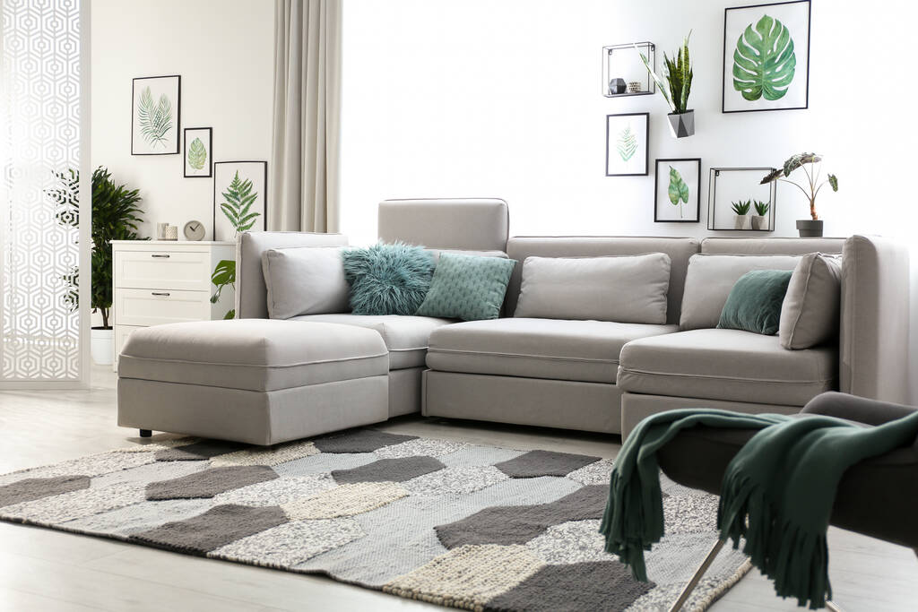 Comodo grande divano in stanza luminosa. Interior design - Foto, immagini