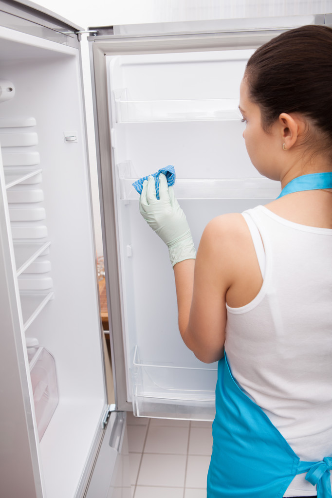 vrouw schoonmaak koelkast - Foto, afbeelding