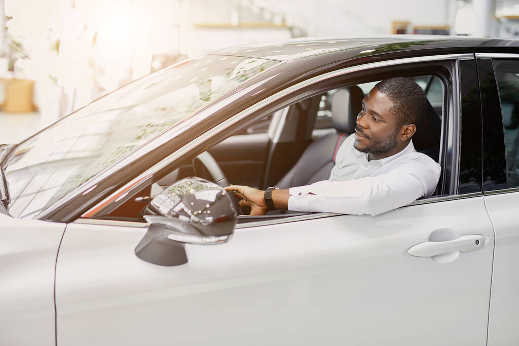 exitoso hombre de negocios se sienta al volante del nuevo automóvil
 - Foto, Imagen